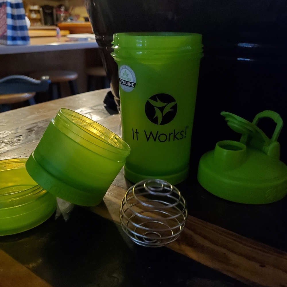 Shaker cup with whisk ball